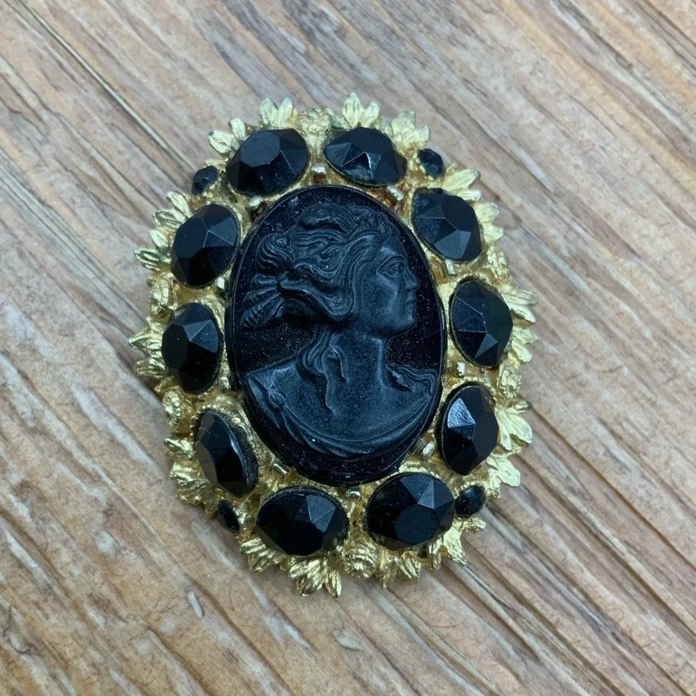 Black Glass Cameo Vintage Gold Tone Metal Faceted Stone Brooch Pin